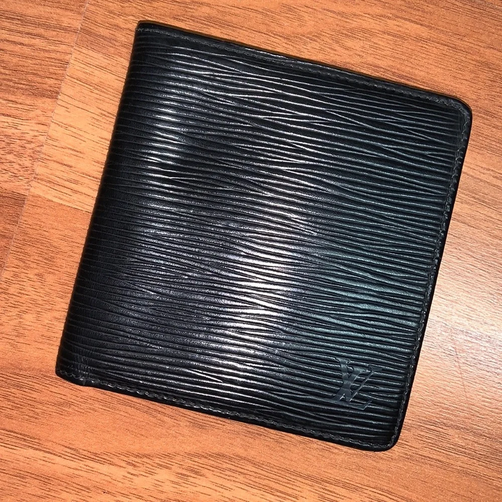 Authentic Louis Vuitton Epi Leather Bifold Wallet